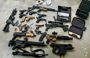 Estados Unidos decomisa 138 armas que serían enviadas a México; Ronald Johnson destaca operativo contra el tráfico ilegal