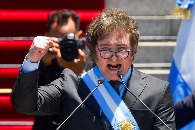Milei firma decreto para impedir el ingreso y expulsar a extranjeros que promuevan odio contra Argentina