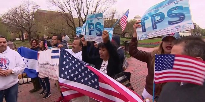 Juez mantiene vigentes los permisos de trabajo para miles de migrantes protegidos por el TPS