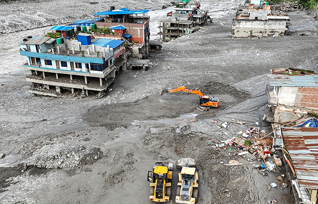 Riada vinculada al colapso de un glaciar deja 392 muertos en Nepal y el Tíbet